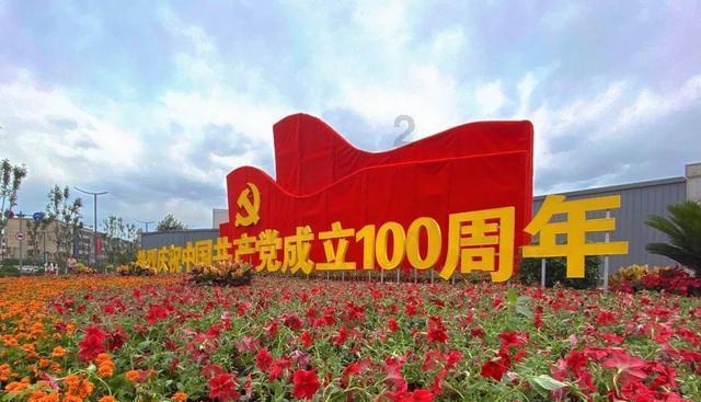 两名女童误入车流,俩男子见状没有迟疑上去营救